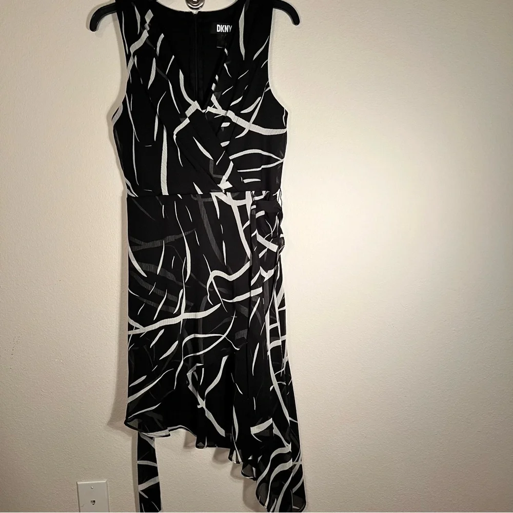 DKNY Black and White Asymmetrical Sheath Dress Size 6 - Picture 2 of 8